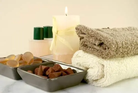 Amanda Cerny demonstrating the benefits of Aromatherapy with soothing essential oils