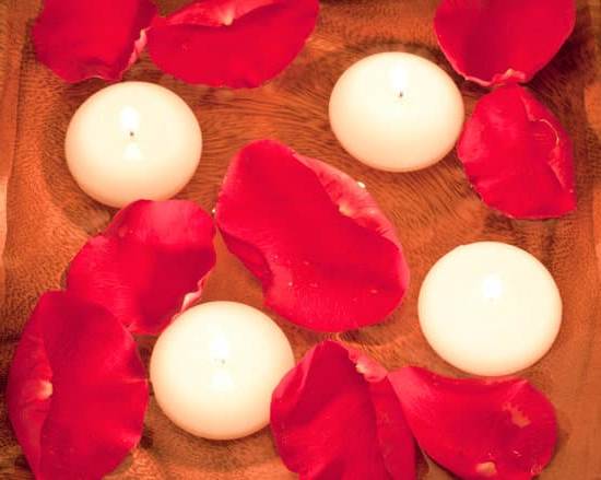 Aromatherapy candles and cats: Creating a soothing ambiance for relaxation and feline companionship