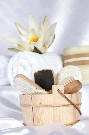 Step-by-step guide on how to effectively use an aromatherapy necklace for relaxation and wellness