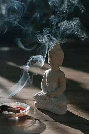 Image of a person using an essential oil diffuser for sleep with aromatherapy