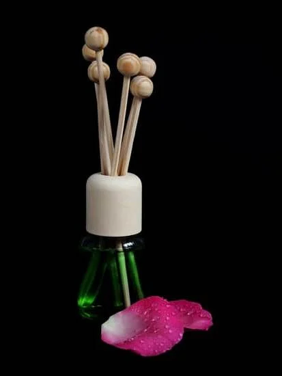 TISSERAND DE STRESS AROMATHERAPY ROLLER BALL: Relaxing essential oil blend for soothing stress and anxiety