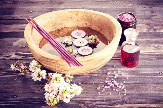 Experience the numerous benefits of peppermint aromatherapy oil - improved mental clarity, soothing relief, and invigorating energy
