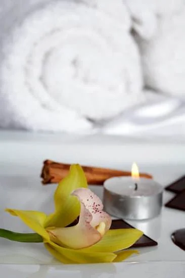 Step-by-step guide on how to use aromatherapy oil for relaxation and wellness
