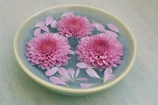 Candles and Aromatherapy: Transform your space with soothing scents and warm candlelight