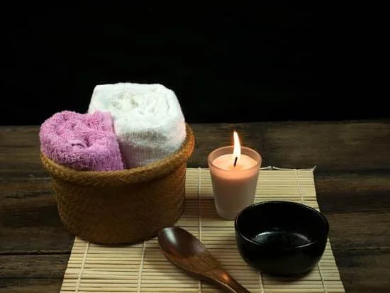 Step-by-step guide on how to perform aromatherapy at home for beginners