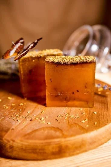 Aromatherapy Oils for Animals 1 AROMATHERAPY OILS FOR ANIMALS: Natural soothing scents for pet relaxation and well-being