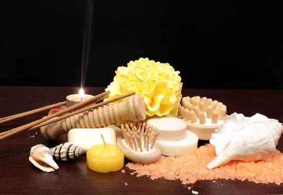 Aromatherapy Diffuser Oil Combinations 3 AROMATHERAPY DIFFUSER OIL COMBINATIONS - Create calming, invigorating scents with essential oils