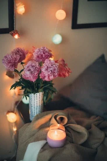 Can You Put Aromatherapy Oil on Skin 1 Applying Aromatherapy Oil on Skin: Safety Precautions and Benefits