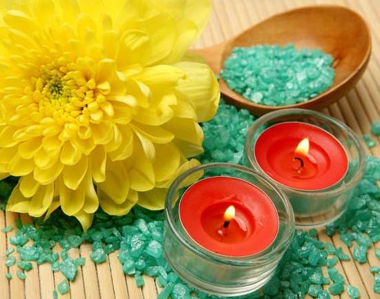 How Does an Aromatherapy Necklace Work 7 Using essential oils, aromatherapy necklaces release scent to promote relaxation and wellness. (HOW DOES AN AROMATHERAPY NECKLACE WORK)