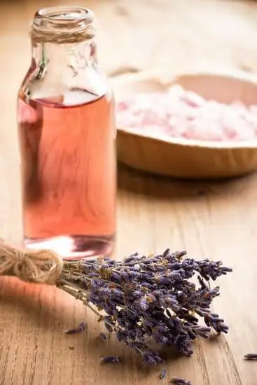 How to make aromatherapy hand sanitizer at home using essential oils