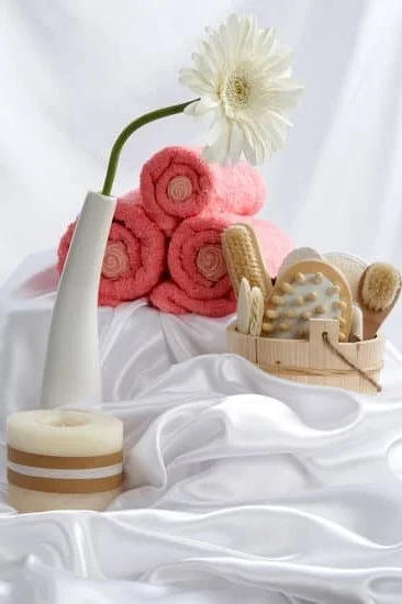 How to Mix Aromatherapy Essential Oil to Use on Skin 1 Step-by-step guide on how to mix aromatherapy essential oil for skin application