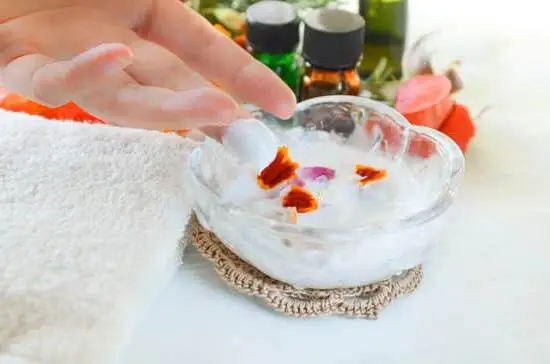 How to make aromatherapy peppermint essential oil at home for a calming effect