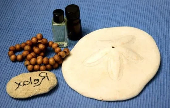 How to use aromatherapy compress for relaxation and pain relief