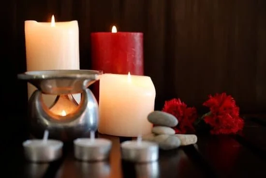 Step-by-step guide on how to mix aromatherapy essential oils for pain relief at home