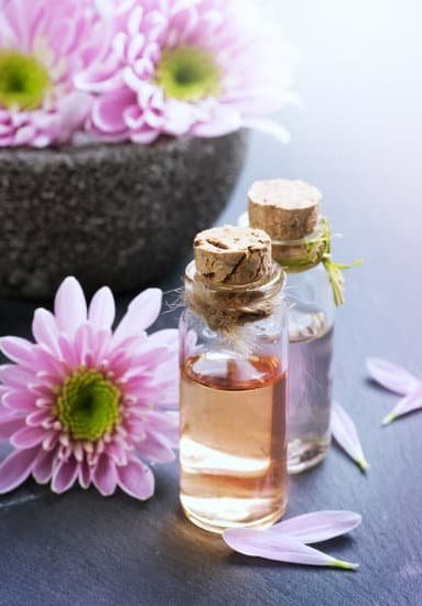 Aromatherapy a Guide to Using Essentials Oils for Everyday Life 7 A comprehensive guide to using essential oils for daily well-being